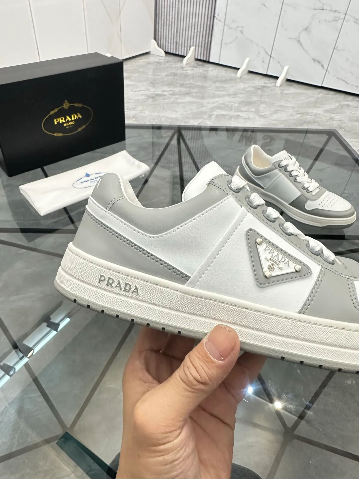 Men's shoes: 💰P400¥ Product trademark: Prada *"Prada*" low-top casual shoes Regular size: 38-44 (can be customized to 45) Product materials: imported cowhide upper, sheepskin lining, original outsole. Number: 020